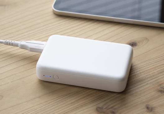 スマホ 約４回充電できるモバイルバッテリー