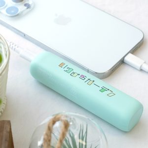 重量わずか80gのスティックタイプで持ちやすい、軽くてコンパクトなカラフル・モバイルバッテリー