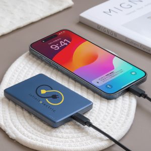 薄さ9.6mmの極薄ワイヤレスモバイルバッテリー USB Type-C接続も可